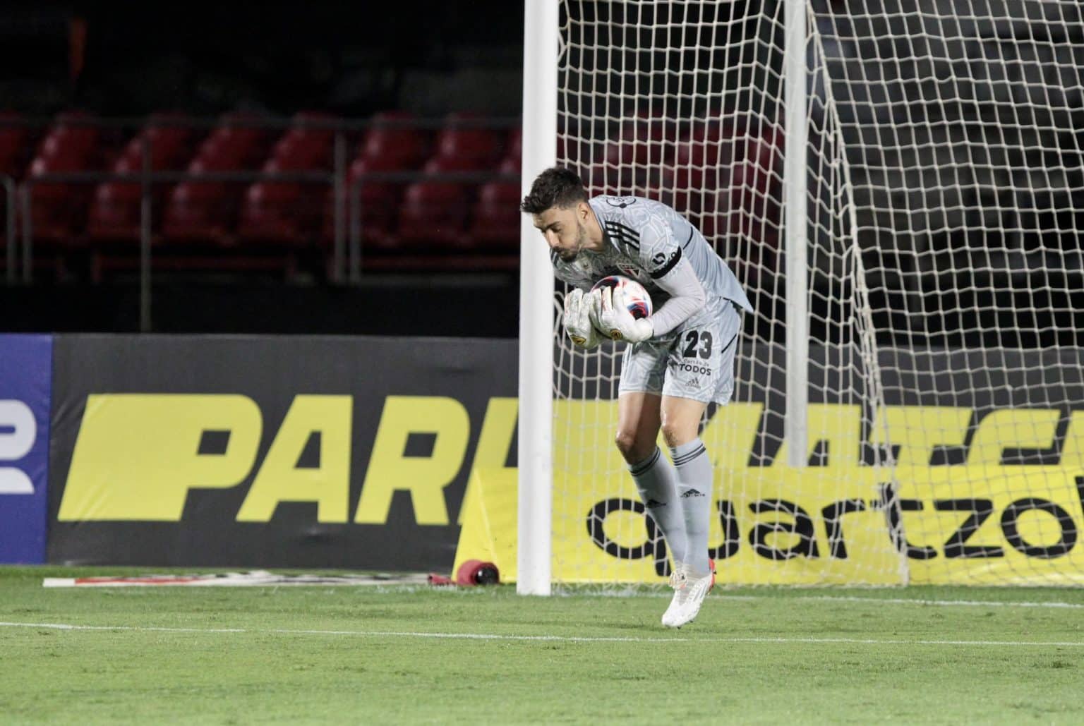 Goleiro do São Paulo brilha desde estadual e lidera jogos sem sofrer gols; veja números