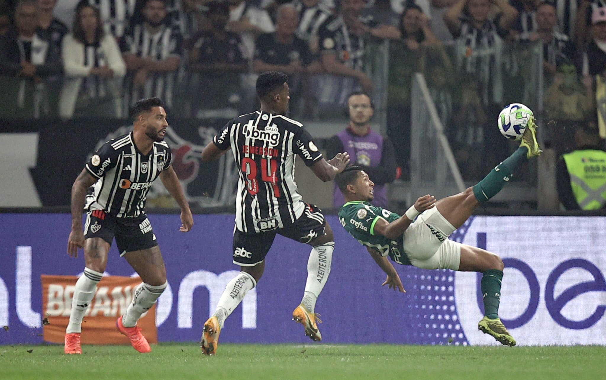 Impedido ou gol legal? Bicicleta de Rony divide opin&otilde;es nas redes