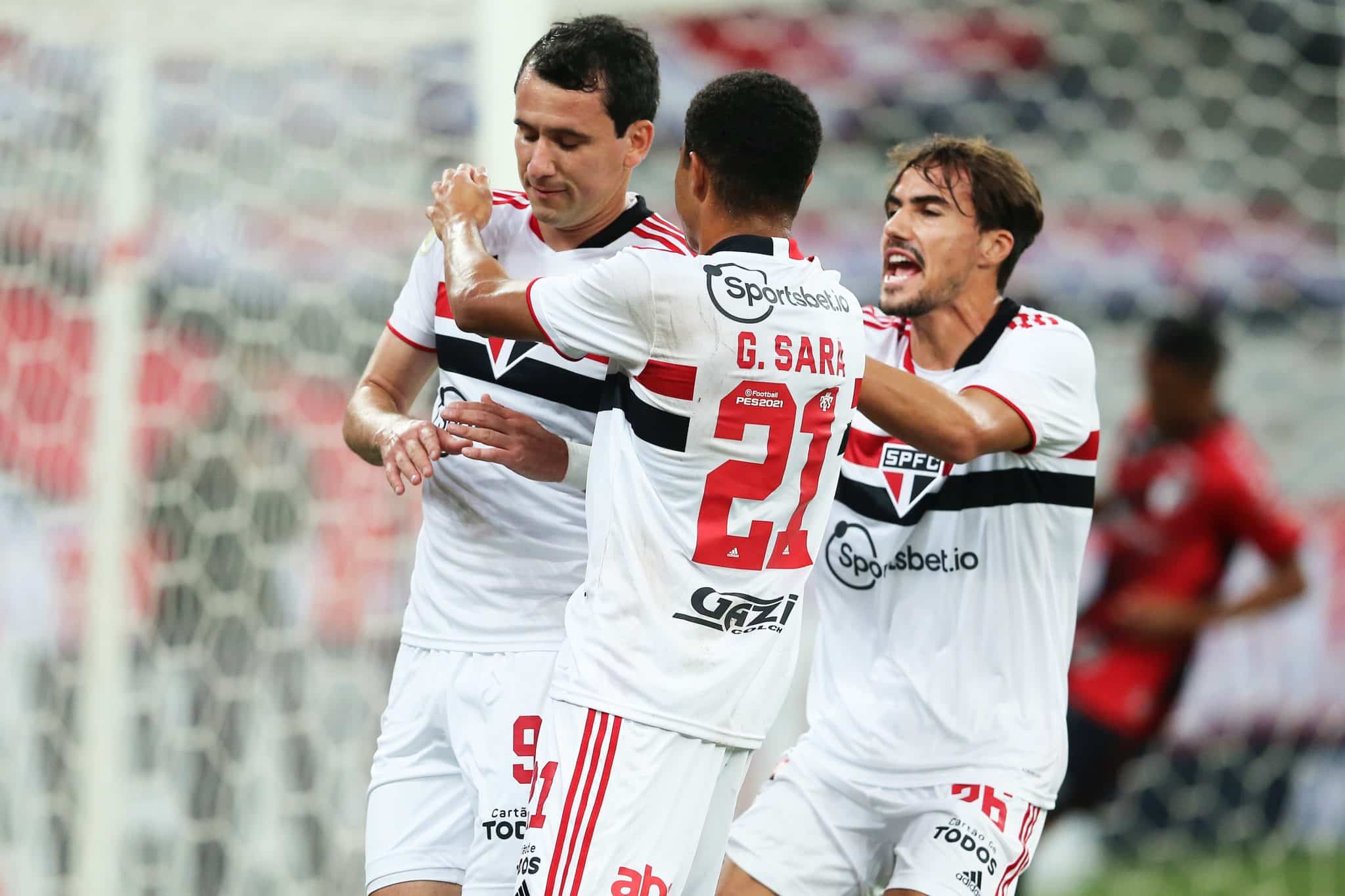 Ex-S&atilde;o Paulo brilha e torcida cobra: &ldquo;Aqui n&atilde;o fazia isso&rdquo;