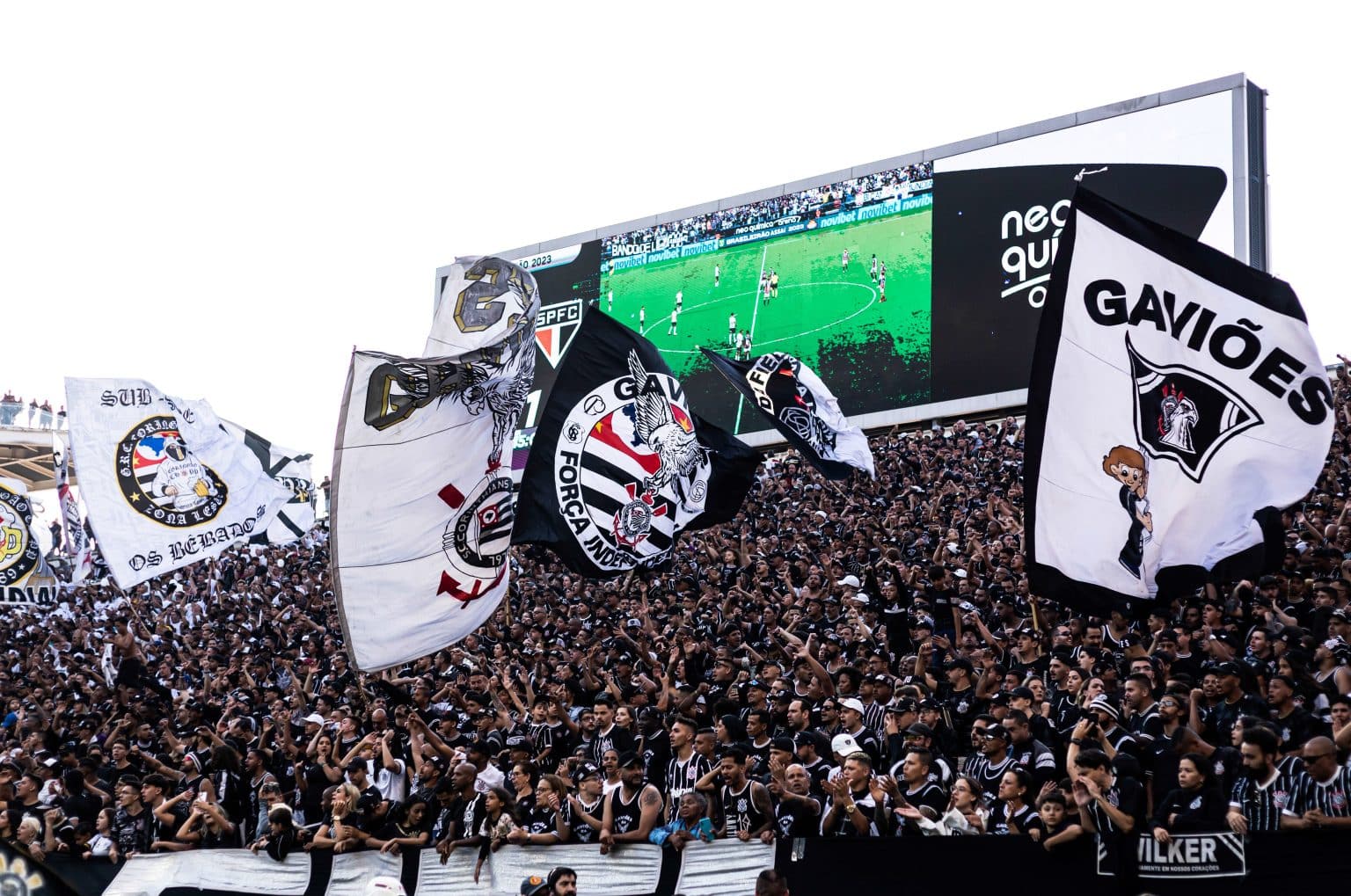 Dupla destaque do Corinthians é alvo de protestos da torcida