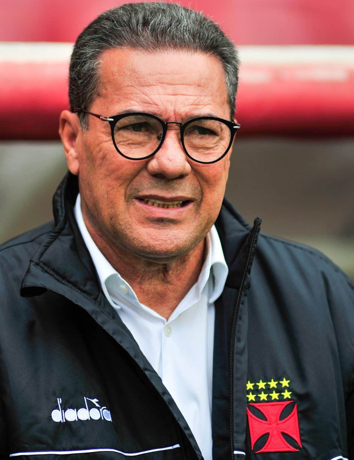 &ldquo;Negacionista da bola&rdquo;, jornalista critica Luxemburgo e escolha do Corinthians