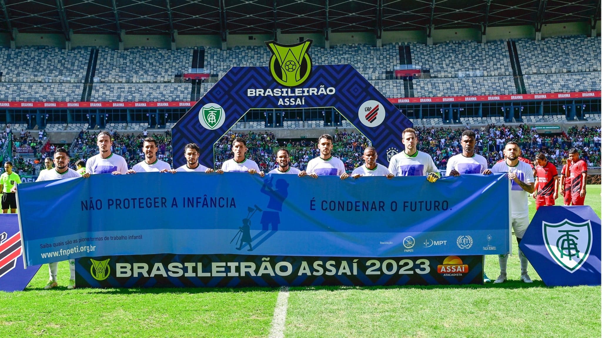 Confus&atilde;o entre jogadores marca o confronto entre Am&eacute;rica-MG e Athletico Paranaense