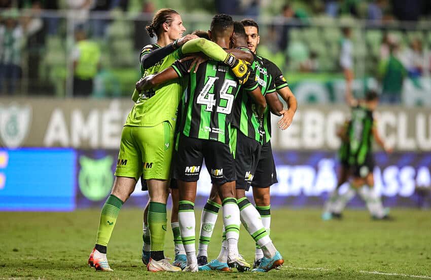 T&eacute;cnico do Am&eacute;rica-MG revela clima tenso no vesti&aacute;rio contra o Internacional