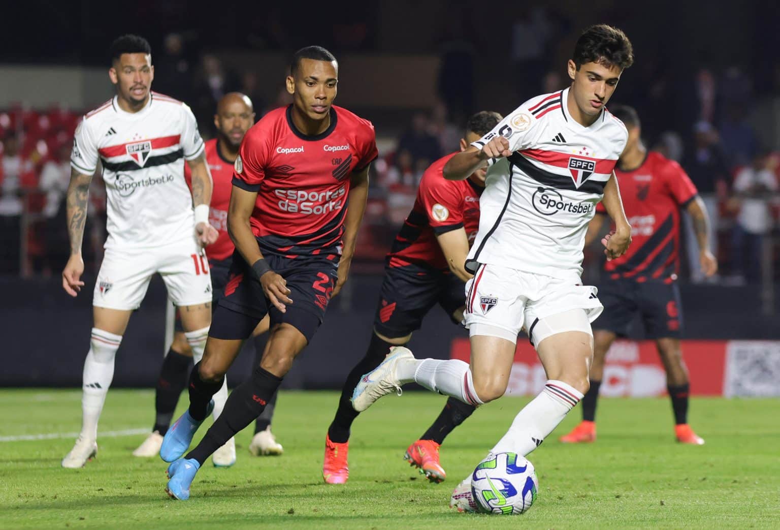 Joia do Athletico Paranaense &eacute; o l&iacute;der de participa&ccedil;&atilde;o em gols na temporada