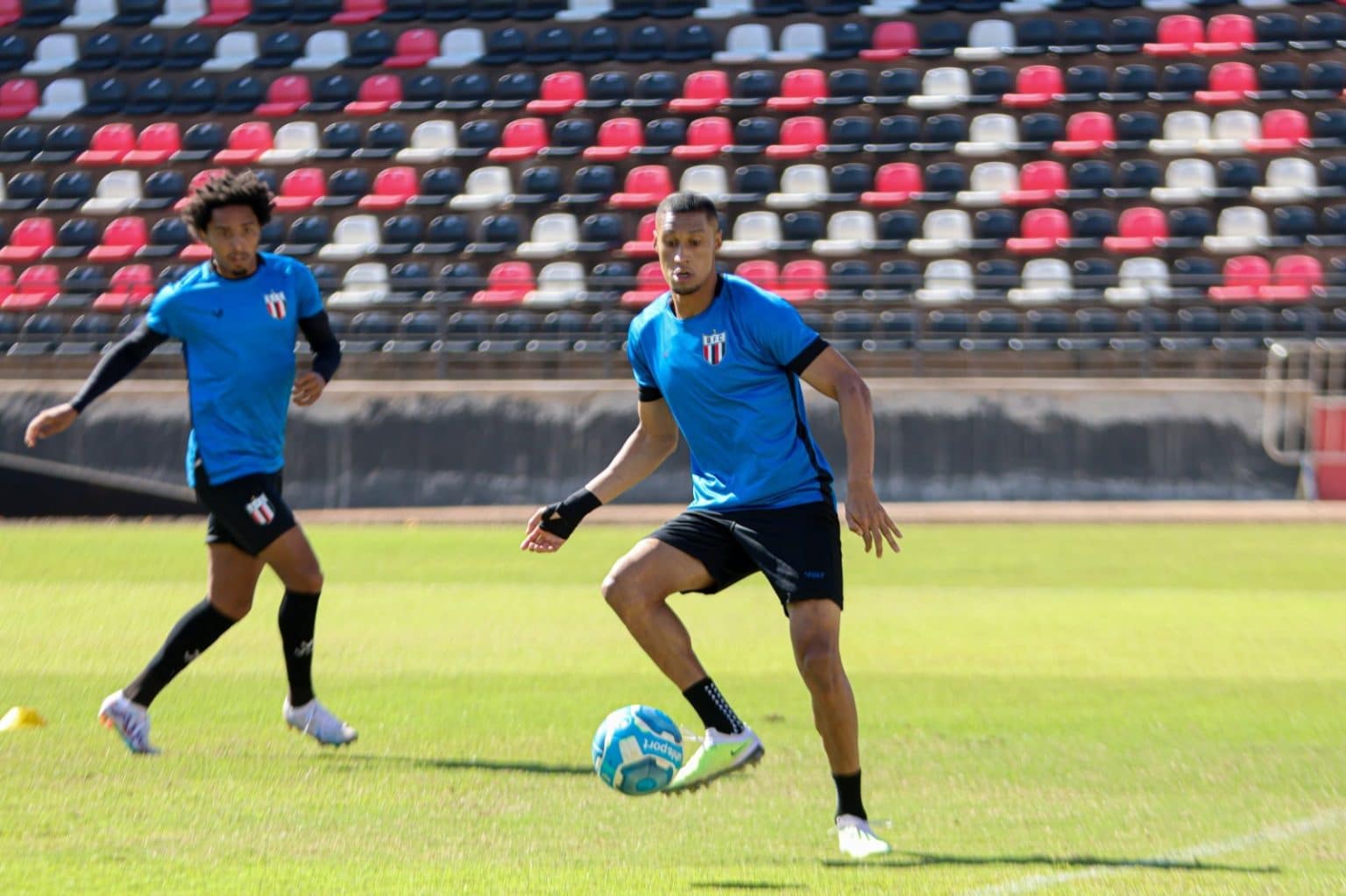 Atacante do Botafogo-SP avalia per&iacute;odo de prepara&ccedil;&atilde;o e projeta duelo contra o Vila Nova