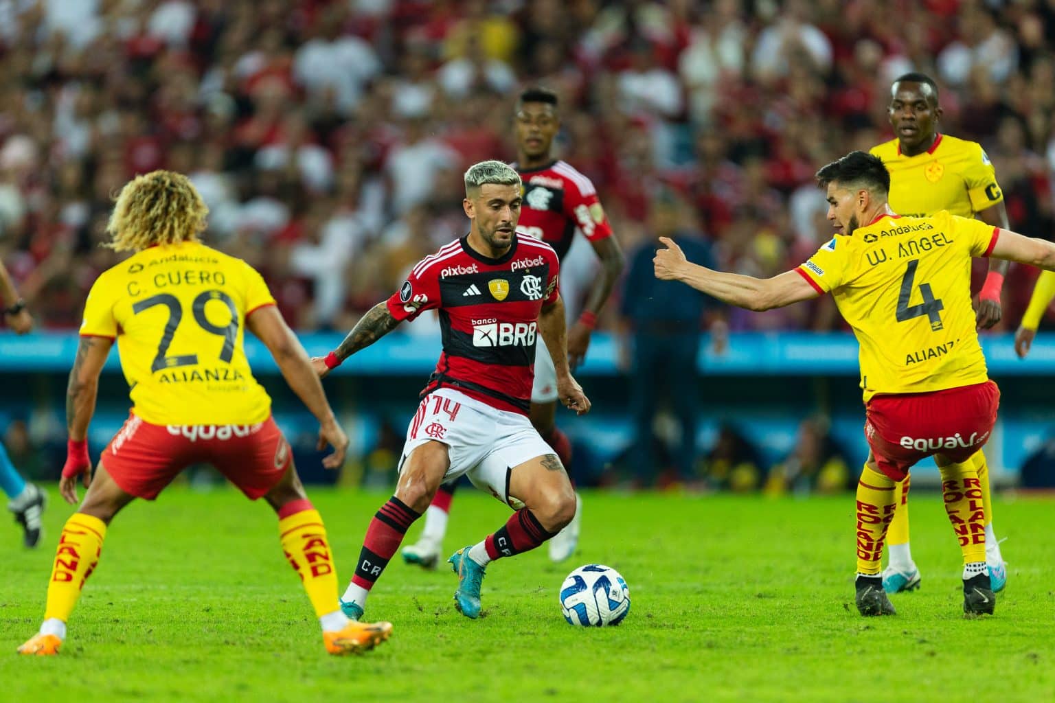 Arrascaeta destr&oacute;i em campo em mais um show do Flamengo na Libertadores