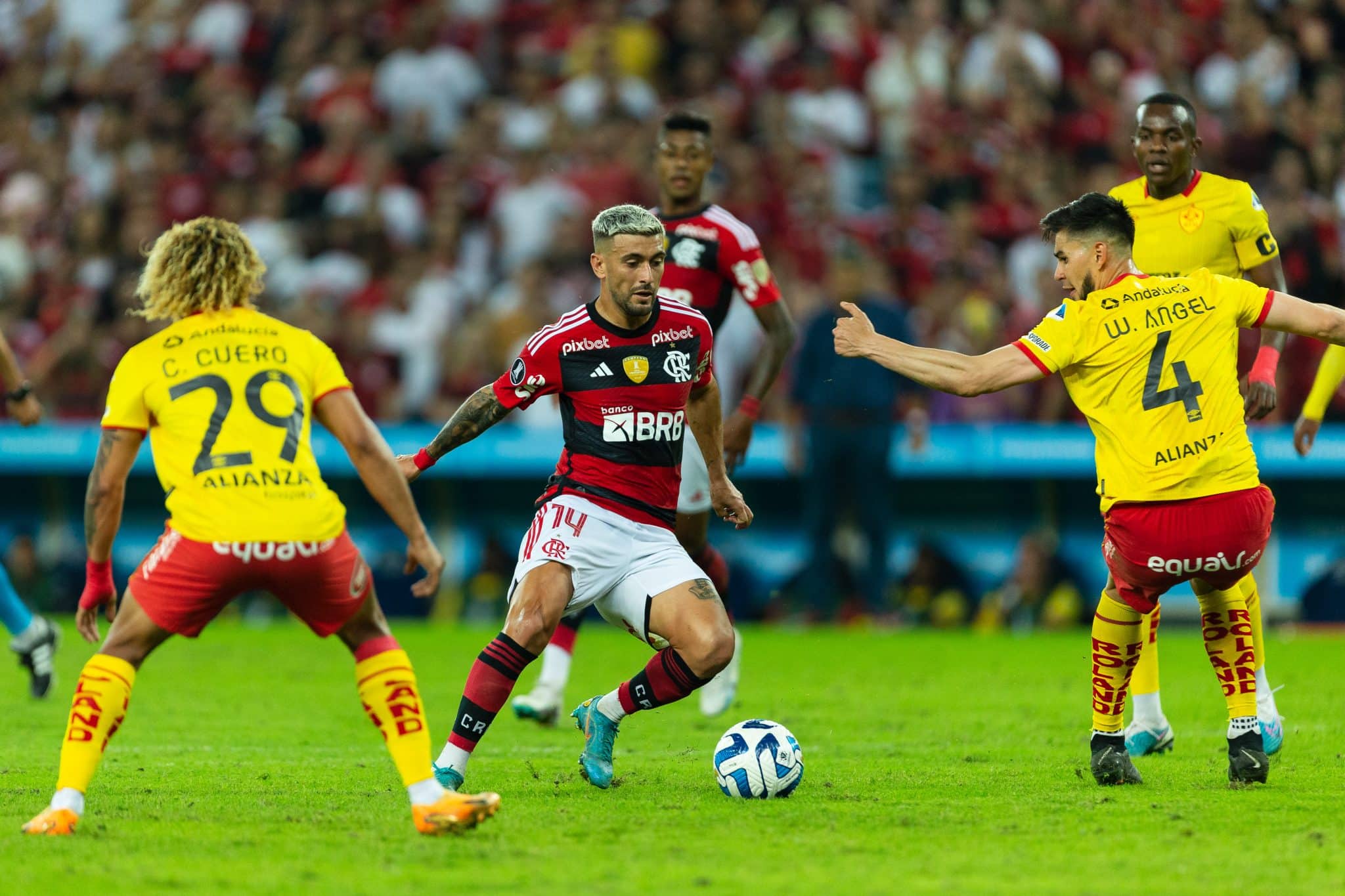 Arrascaeta destr&oacute;i em campo em mais um show do Flamengo na Libertadores
