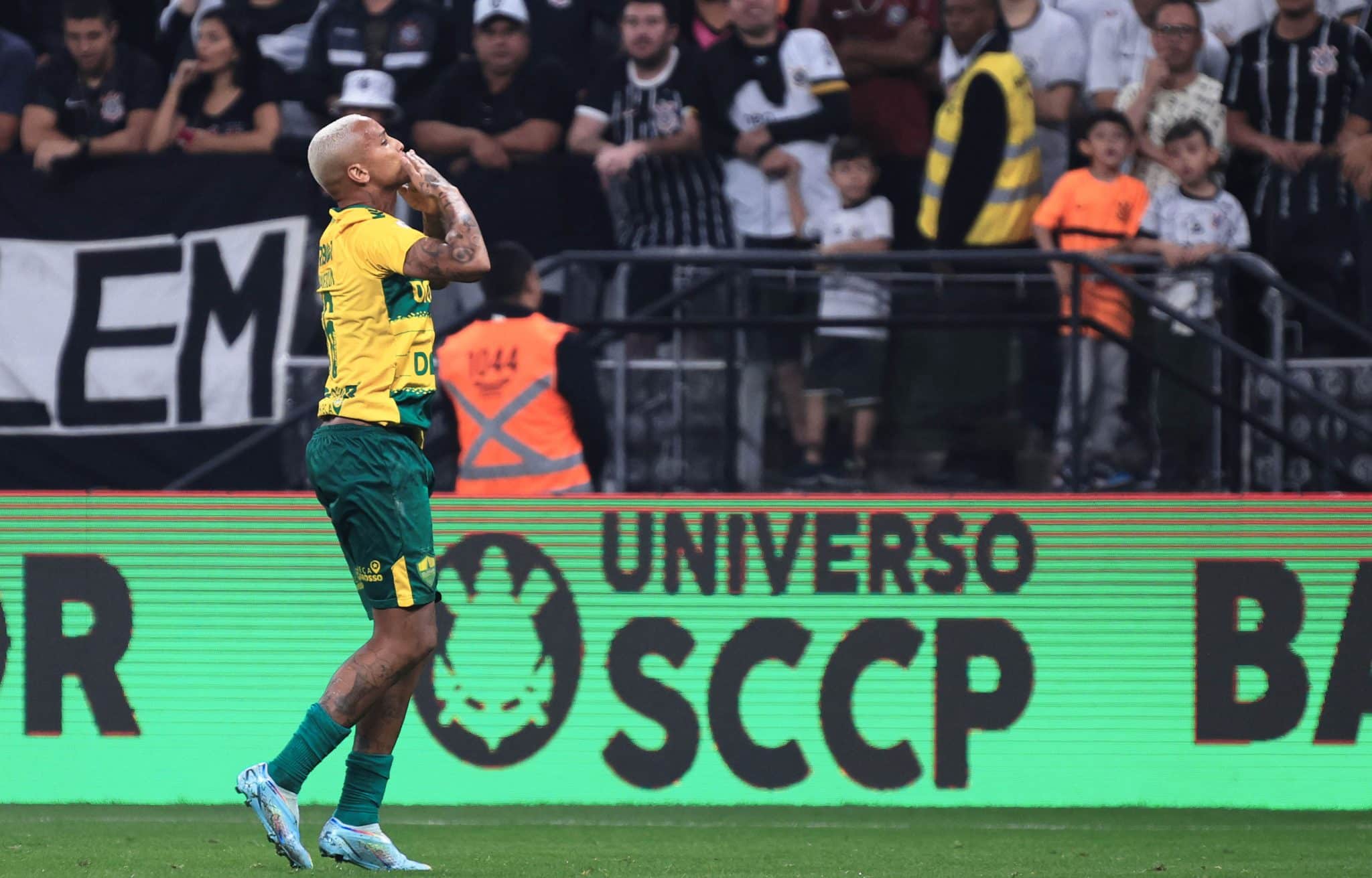 Roubou a Cena? Deyverson faz declara&ccedil;&atilde;o sobre a torcida do Corinthians no p&oacute;s jogo