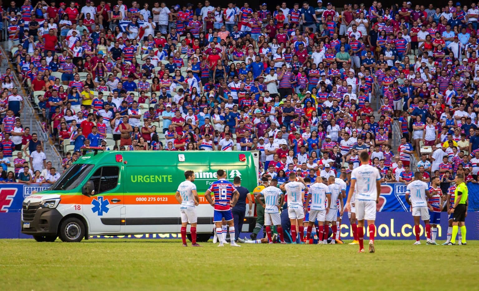 IMAGENS FORTES! Atacante tromba feio e deixa partida do Brasileir&atilde;o mais cedo