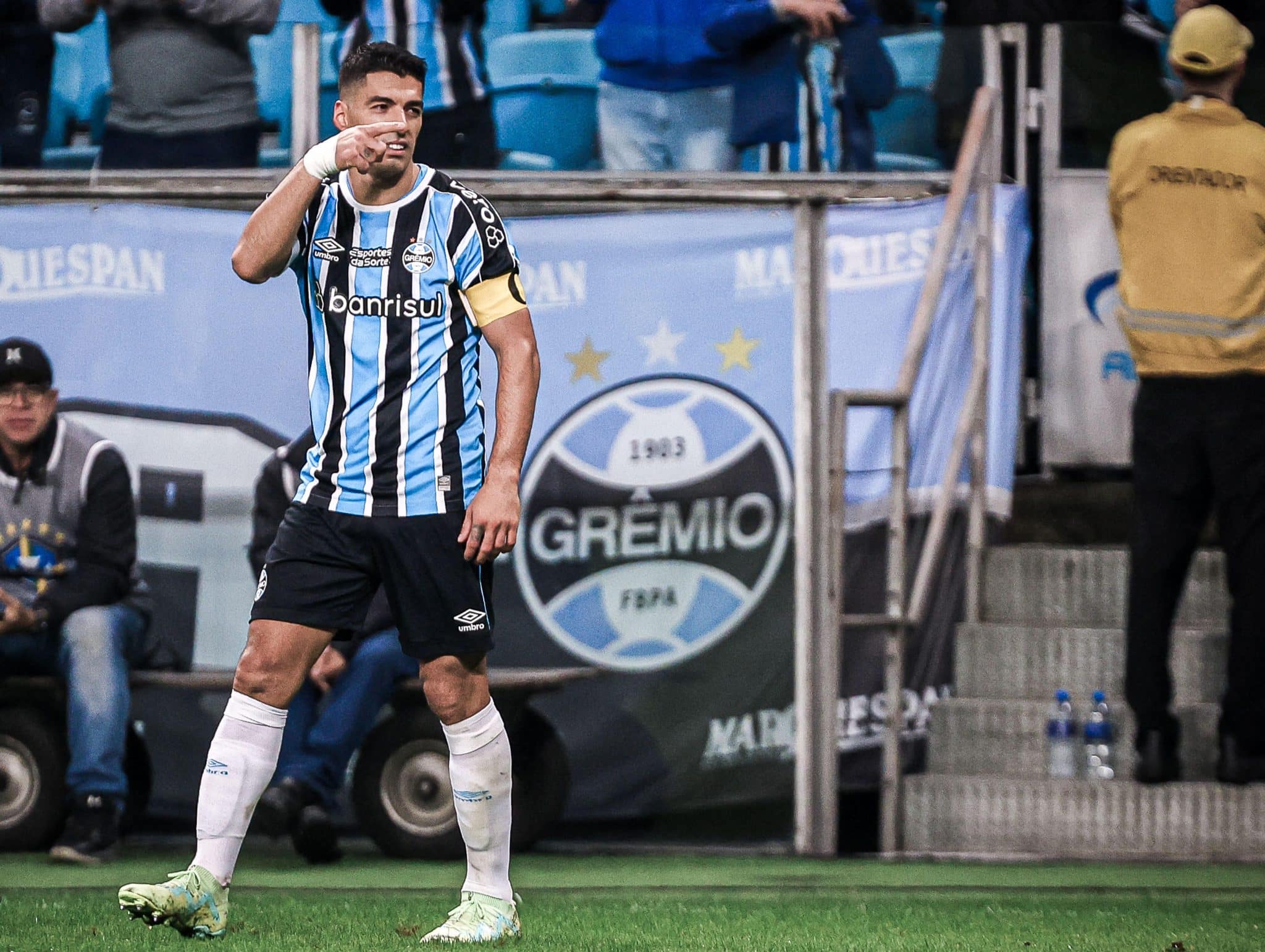 Jovem revela bastidores com Su&aacute;rez no Gr&ecirc;mio; veja