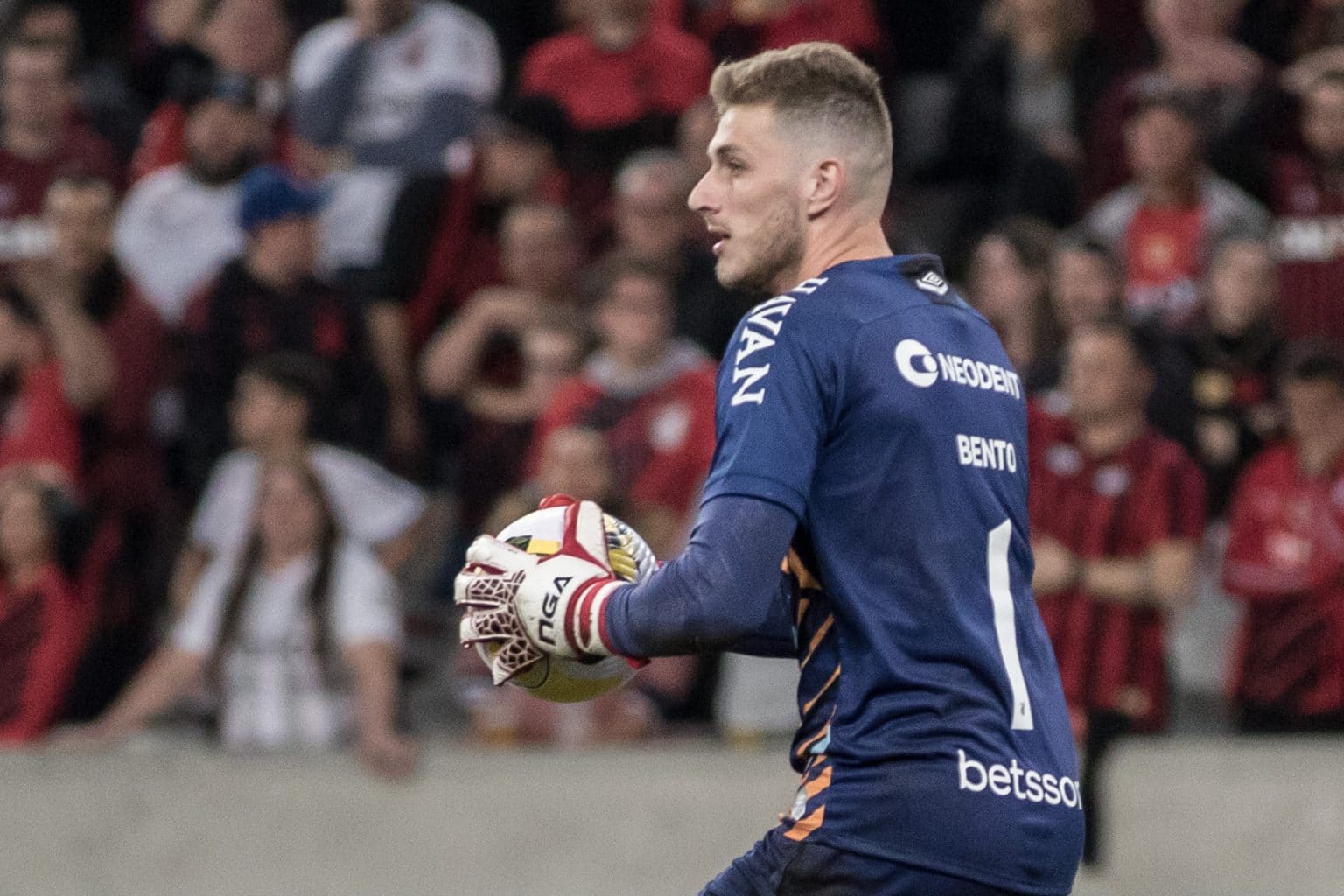 Benfica deve anunciar brasileiro com n&uacute;meros dos melhores goleiros de Portugal; confira