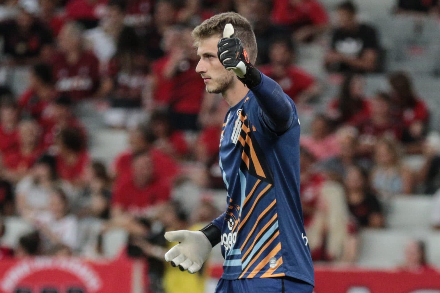 Her&oacute;i da classifica&ccedil;&atilde;o do Athletico-PR na Copa do Brasil, goleiro Bento provoca torcedores do Botafogo