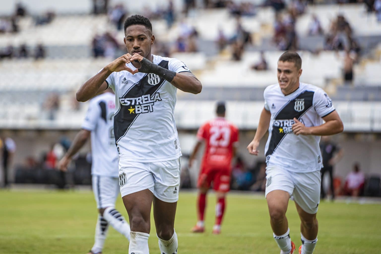 EXCLUSIVA! Destaque da Ponte, Pablo Dyego explica momento do clube e revela admira&ccedil;&atilde;o por &iacute;dolo franc&ecirc;s