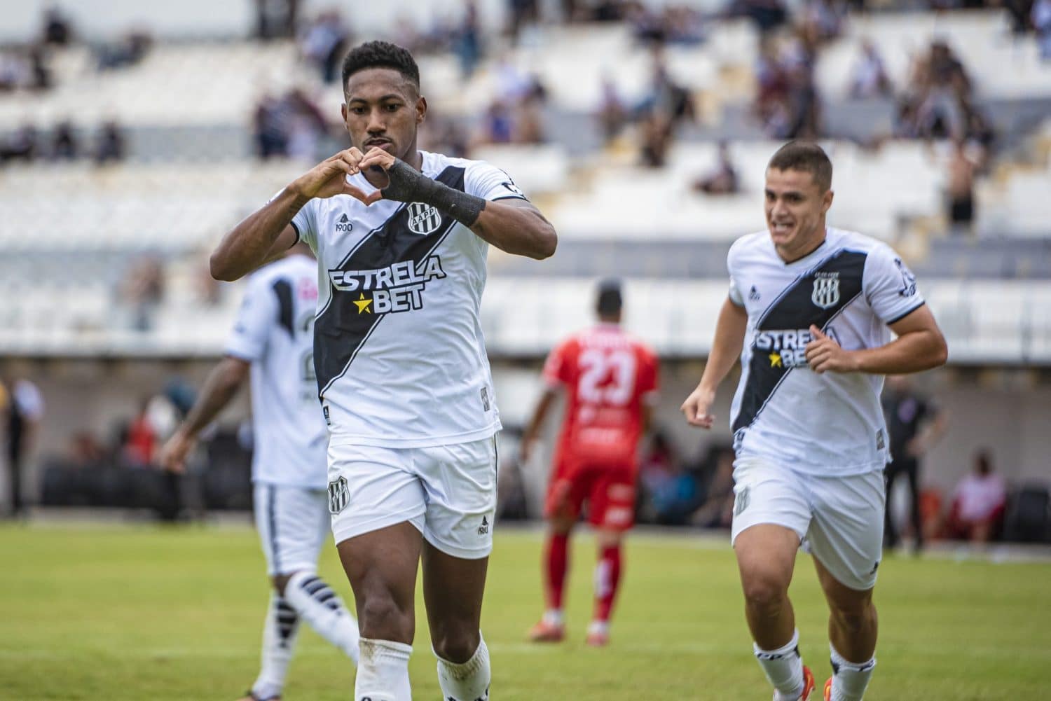 EXCLUSIVA! Destaque da Ponte, Pablo Dyego explica momento do clube e revela admira&ccedil;&atilde;o por &iacute;dolo franc&ecirc;s