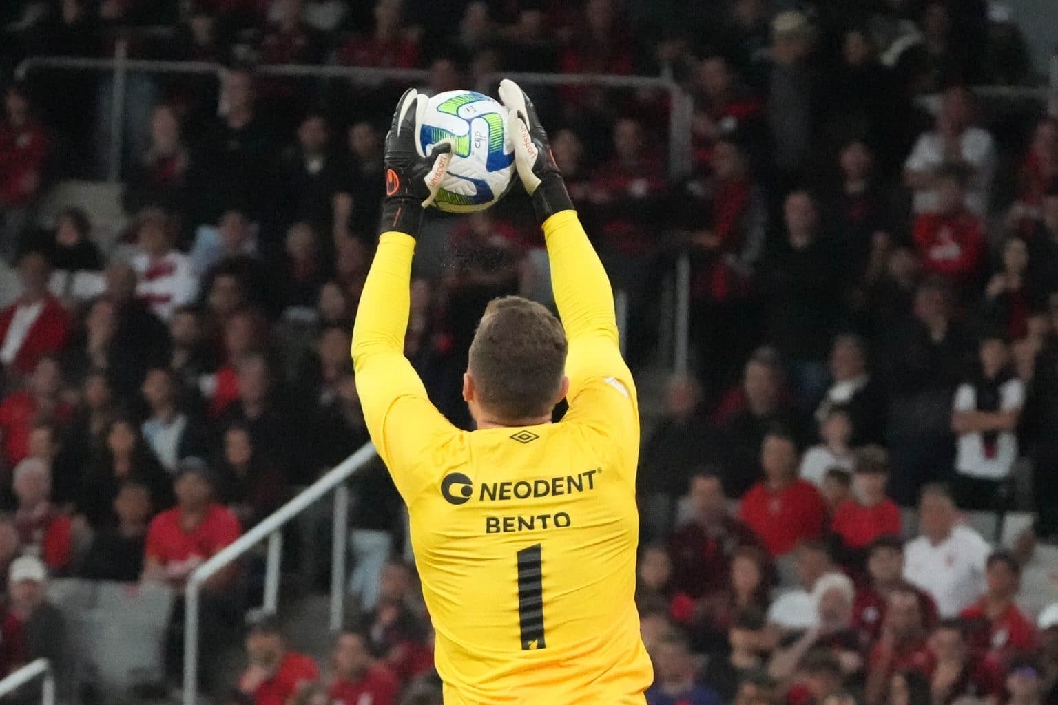 Goleiro do Athletico-PR bate de frente com titular do Benfica em 2022; confira