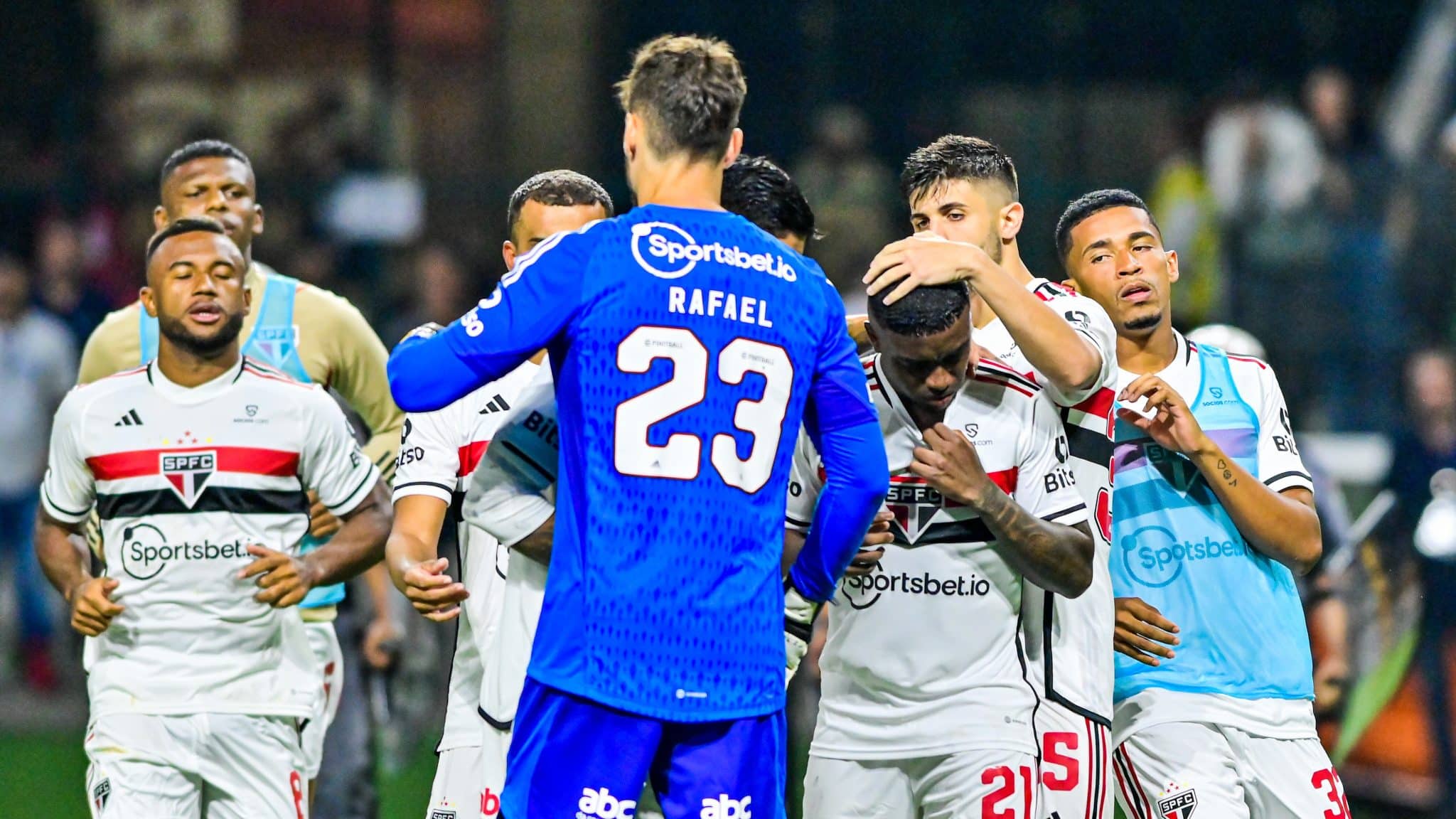 S&atilde;o Paulo: titular com Rog&eacute;rio Ceni, jogador perde espa&ccedil;o com Dorival J&uacute;nior e n&atilde;o &eacute; relacionado para os jogos
