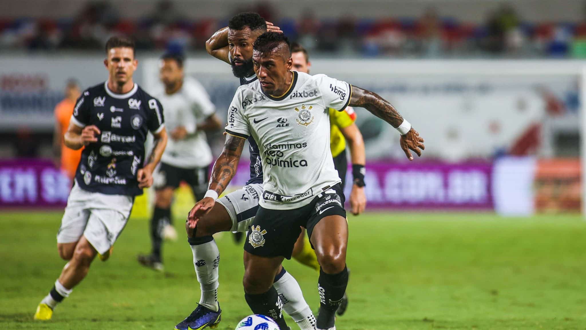 Entenda a situa&ccedil;&atilde;o de Paulinho, que possui contrato com o Corinthians at&eacute; o final de 2023