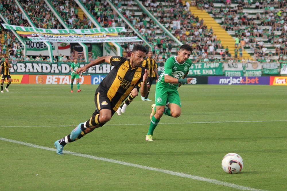 Em situa&ccedil;&otilde;es opostas na S&eacute;rie B, Chapecoense x Crici&uacute;ma fazem duelo historicamente parelho