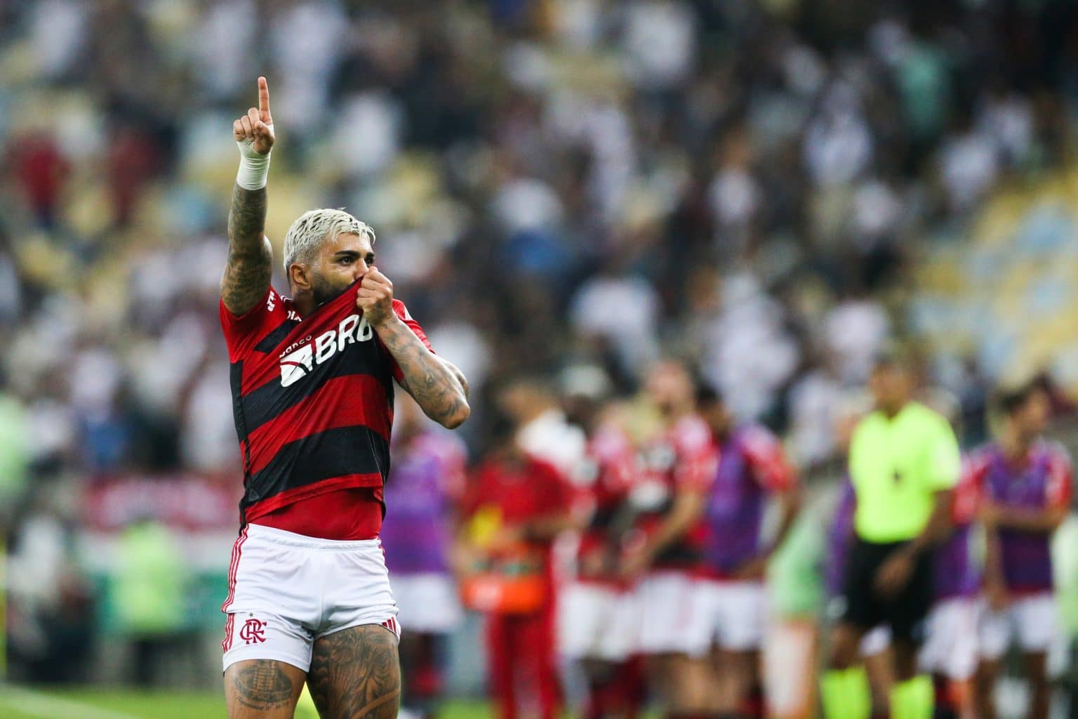 &ldquo;Ele &eacute; muito Flamengo&rdquo;, torcida se &lsquo;derrete&rsquo; por atitude de Gabigol