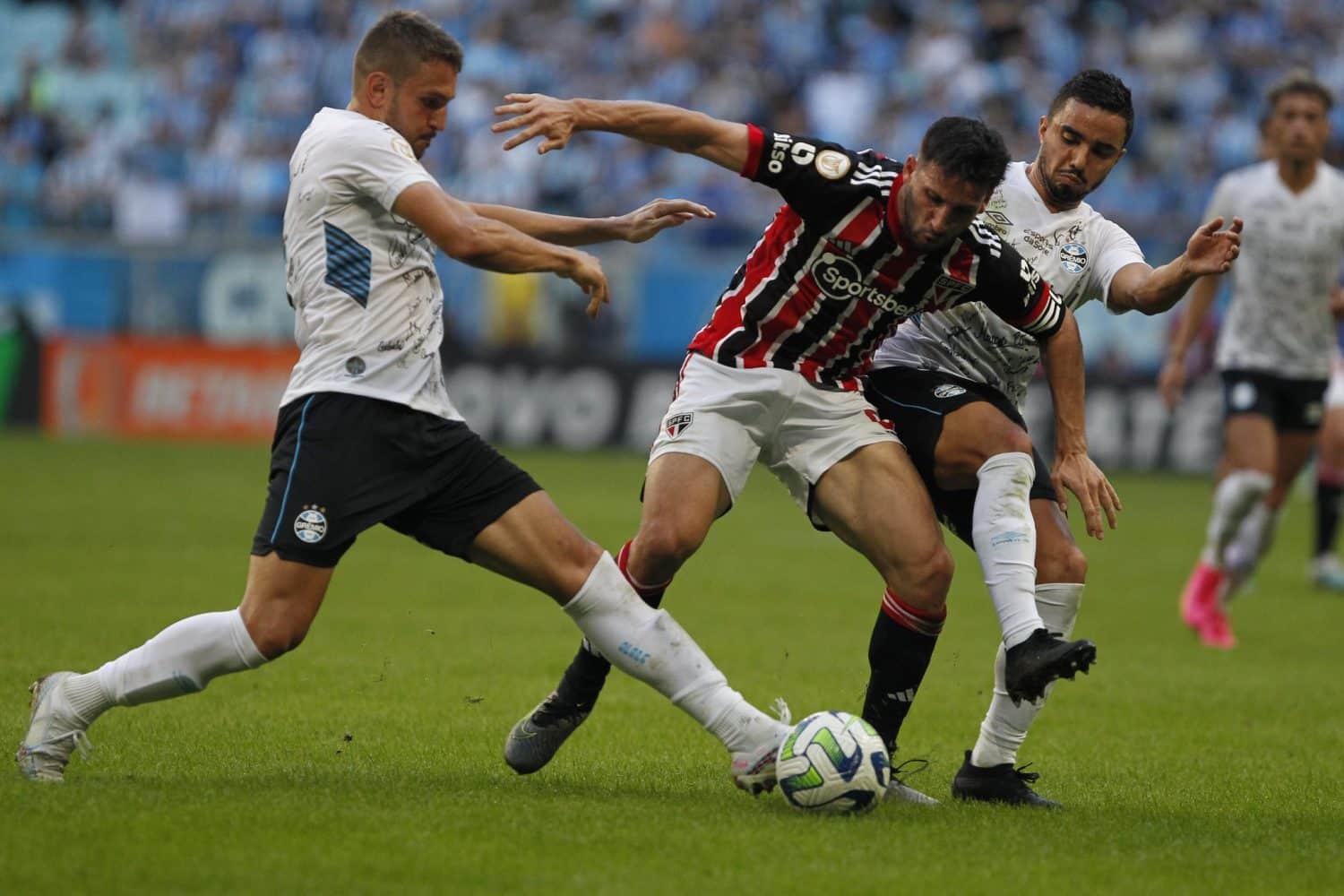 S&atilde;o Paulo amarga feito negativo in&eacute;dito na temporada ap&oacute;s perder para o Gr&ecirc;mio
