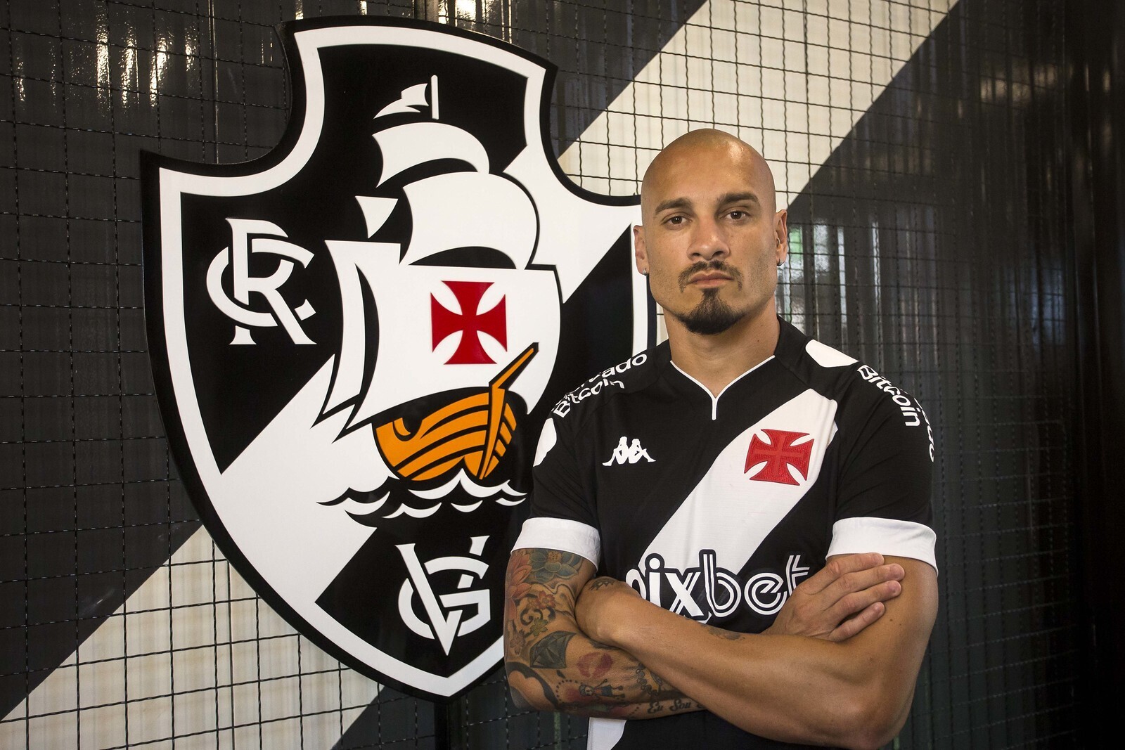 Maicon, Capasso ou Bambu: quem forma a dupla ideal com L&eacute;o Pel&eacute; na zaga do Vasco?