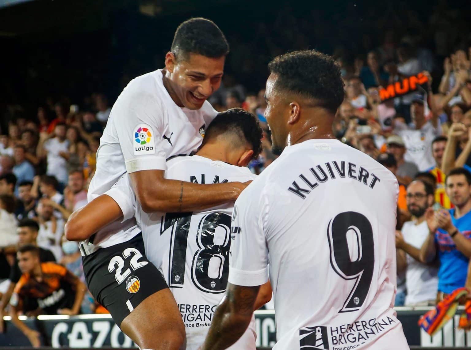 Brasileiro com carreira europeia encerrar&aacute; passagem pelo Valencia e ficar&aacute; livre no mercado; veja quem &eacute;