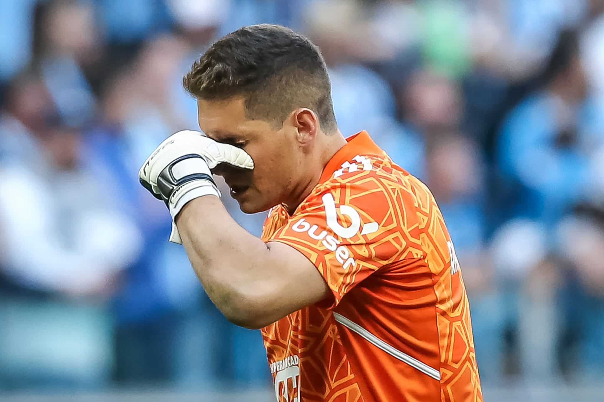 Rafael Cabral abre barreira contra Hulk, e web relembra Tiago Volpi: &ldquo;fez escola&rdquo;