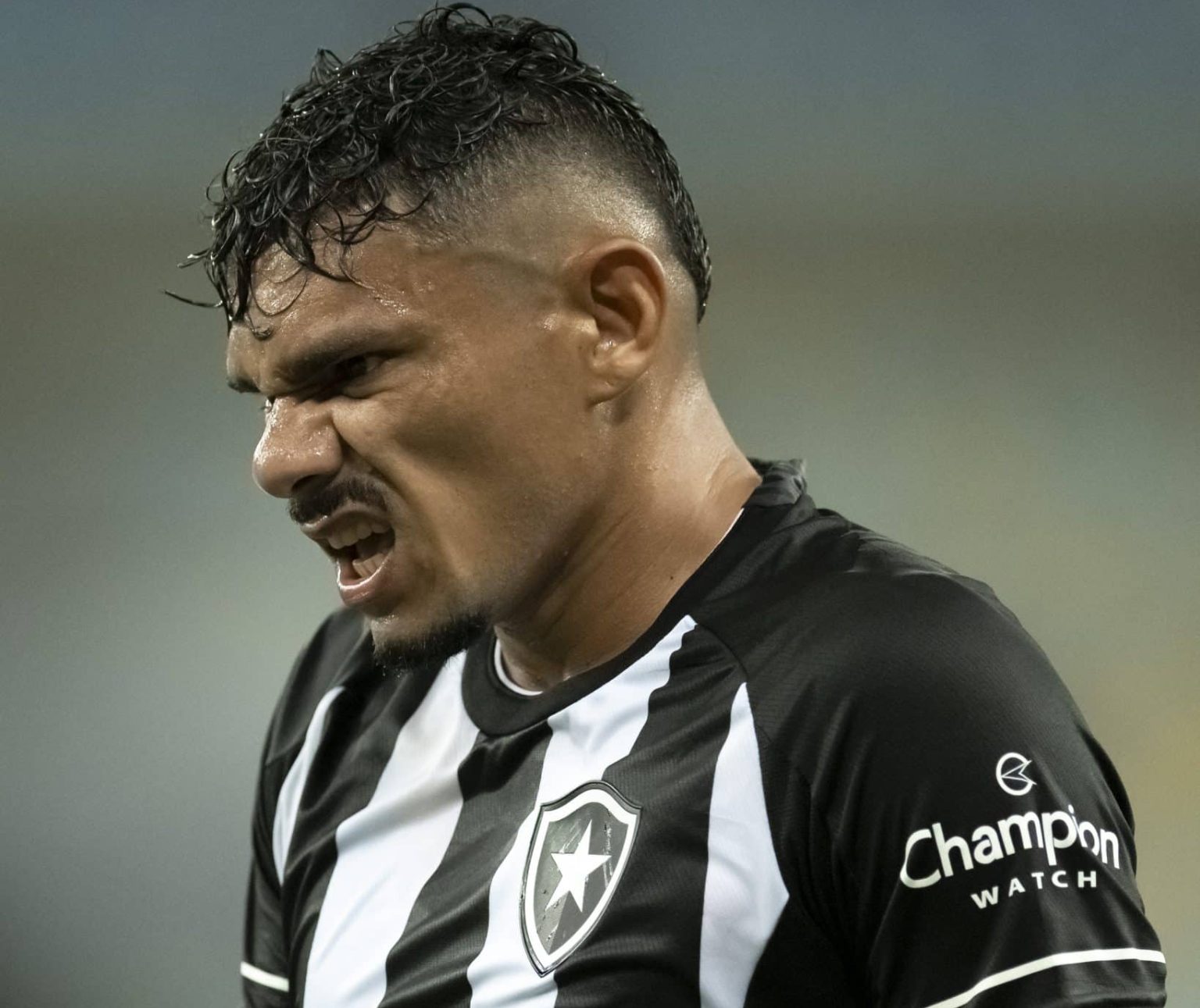 Ex-Botafogo tem n&uacute;meros melhores que Tiquinho Soares jogando no Brasil