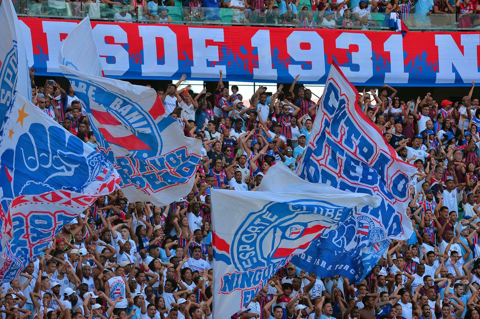 Torcida do Bahia se empolga com visita de jogador portugu&ecirc;s
