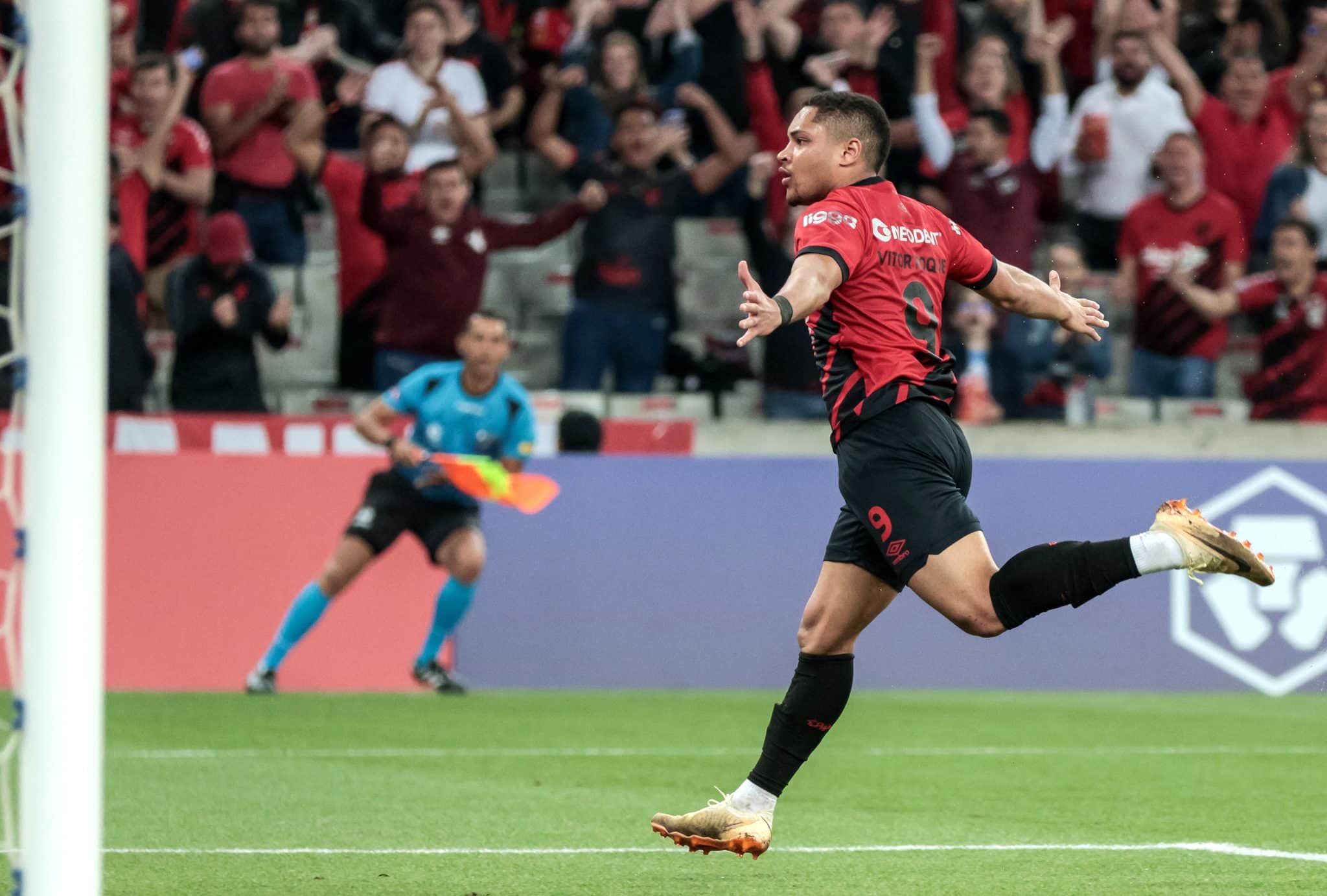 Prestes a deixar o Athletico-PR, Vitor Roque est&aacute; a um passo de fazer hist&oacute;ria pelo clube na Libertadores