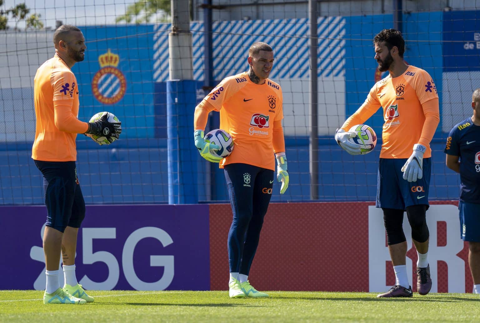 Weverton ou Ederson? Ramon Menezes &lsquo;quebra a cabe&ccedil;a&rsquo; para definir titular da Sele&ccedil;&atilde;o; veja o comparativo
