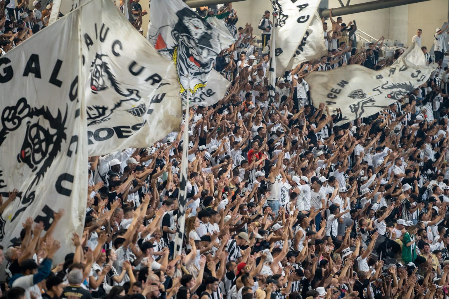 Atl&eacute;tico-MG faz campanha contra cantos preconceituosos: &lsquo;Time de todos&rsquo;