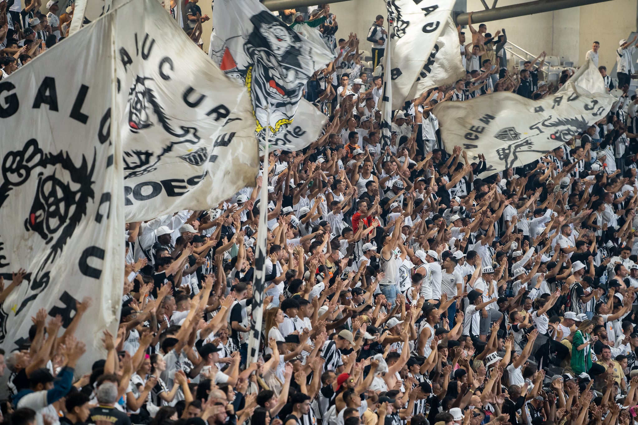 Atl&eacute;tico-MG faz campanha contra cantos preconceituosos: &lsquo;Time de todos&rsquo;