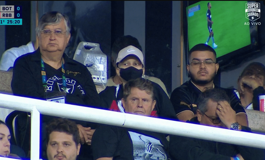 Botafogo: garoto com c&acirc;ncer v&ecirc; vit&oacute;ria no est&aacute;dio com apoio de m&eacute;dicos e aparelhos