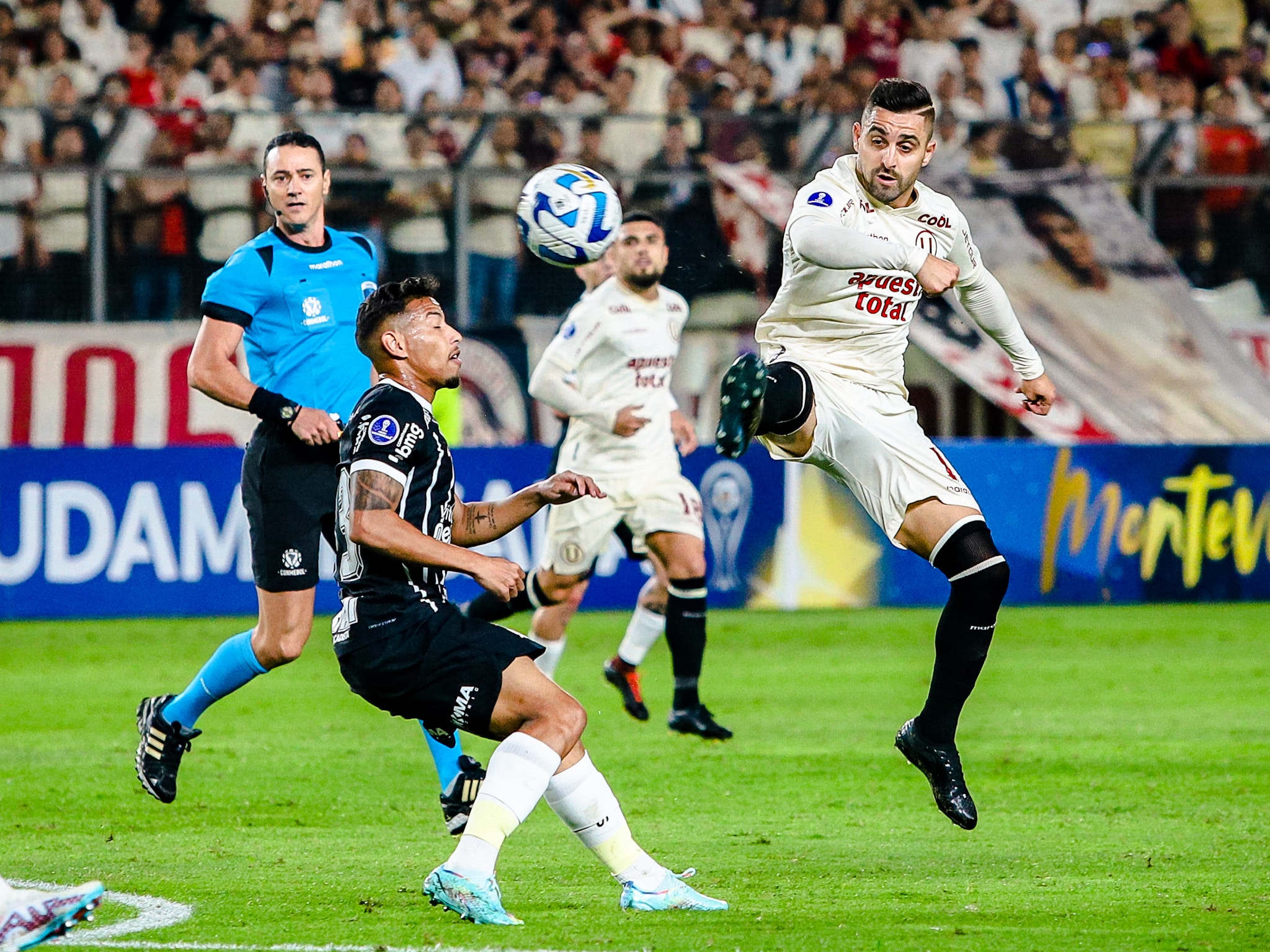 Corinthians avança na Sul-Americana em duelo mais tenso que o necessário