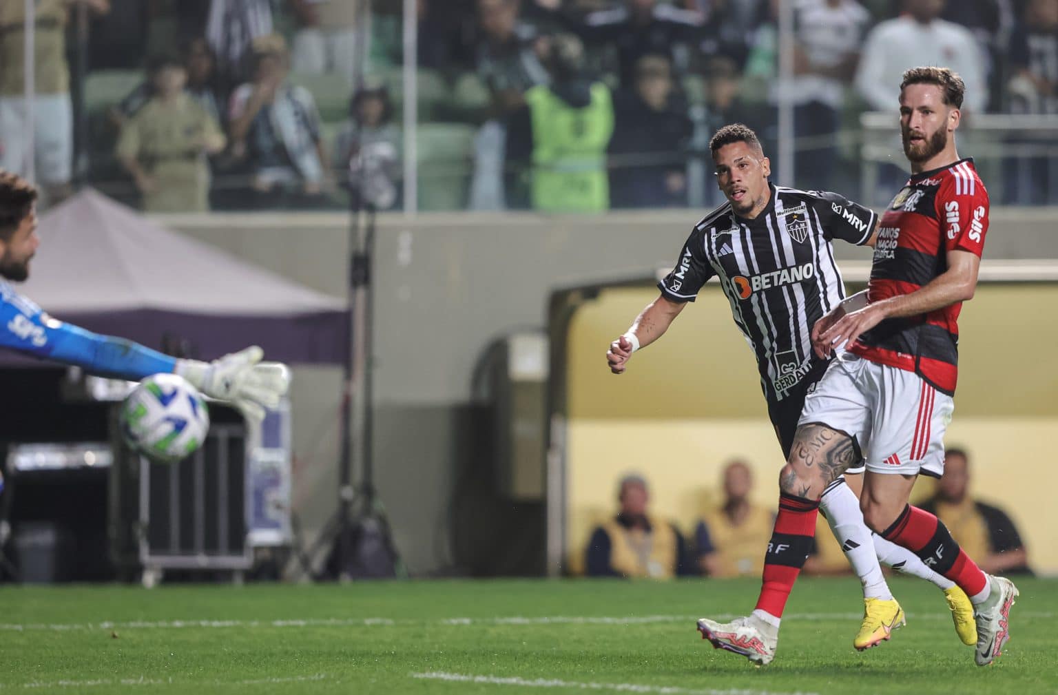 Atl&eacute;tico-MG: apesar do apelo do clube, torcedores cantam m&uacute;sica contra Fla