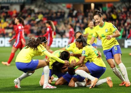 Com vozes femininas na arquibancada, Brasil estreia com goleada na Copa