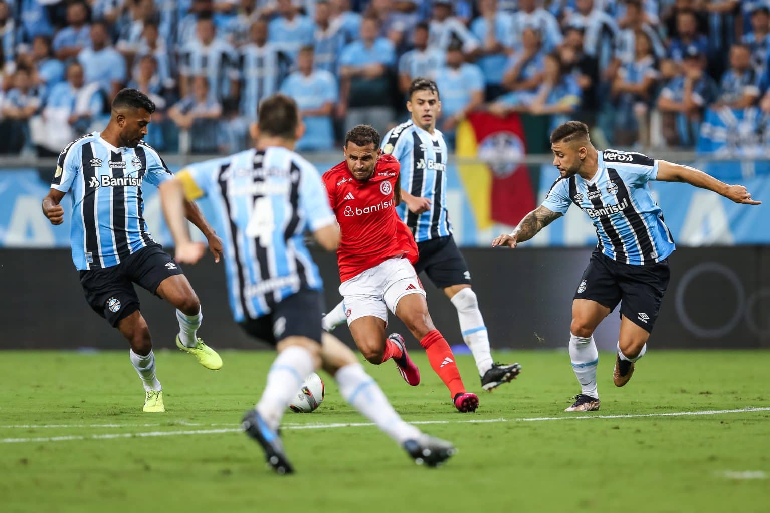 Pulando o muro? Ex-jogador do Grêmio é especulado no rival Internacional