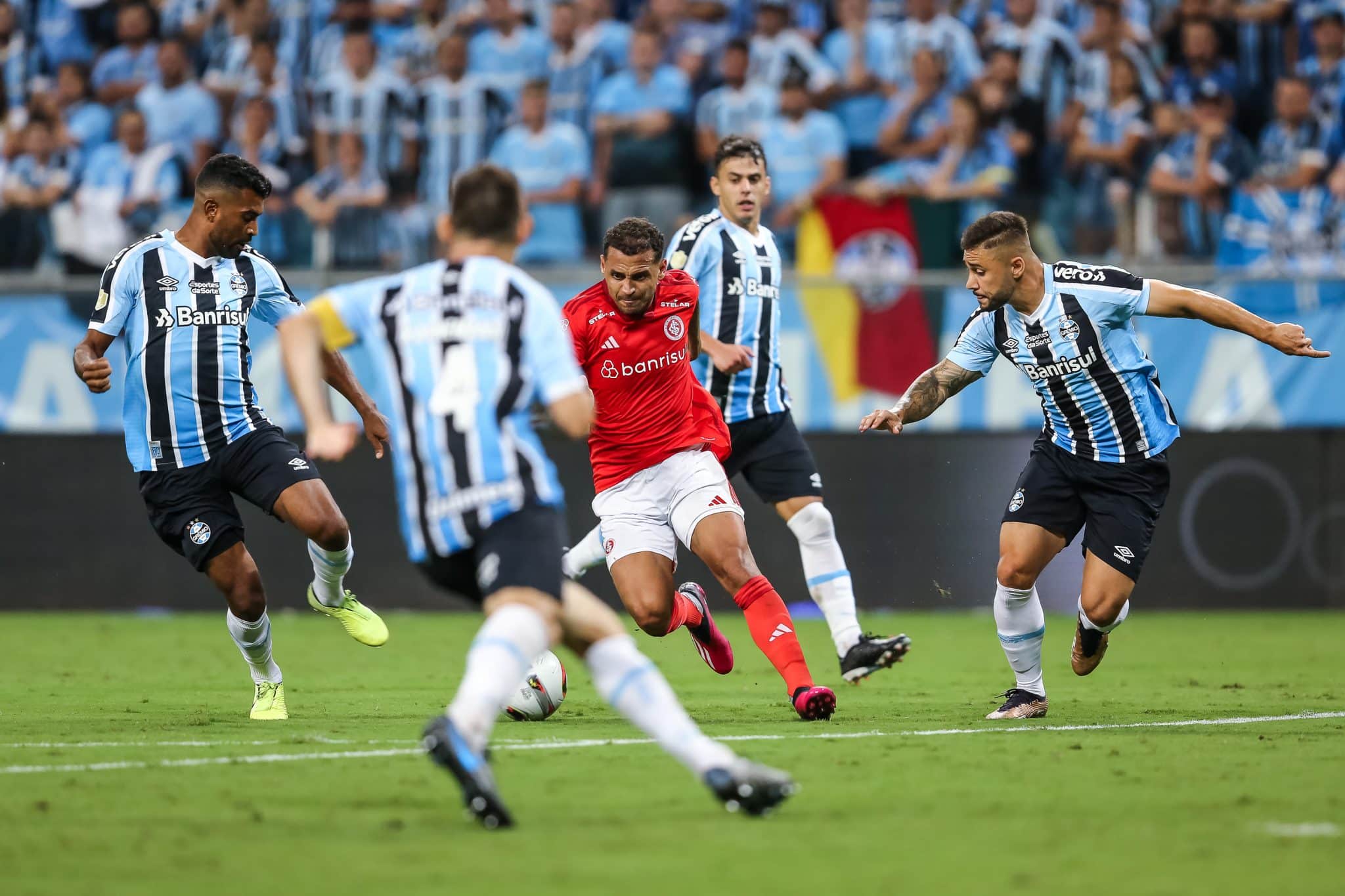 Pulando o muro? Ex-jogador do Gr&ecirc;mio &eacute; especulado no rival Internacional