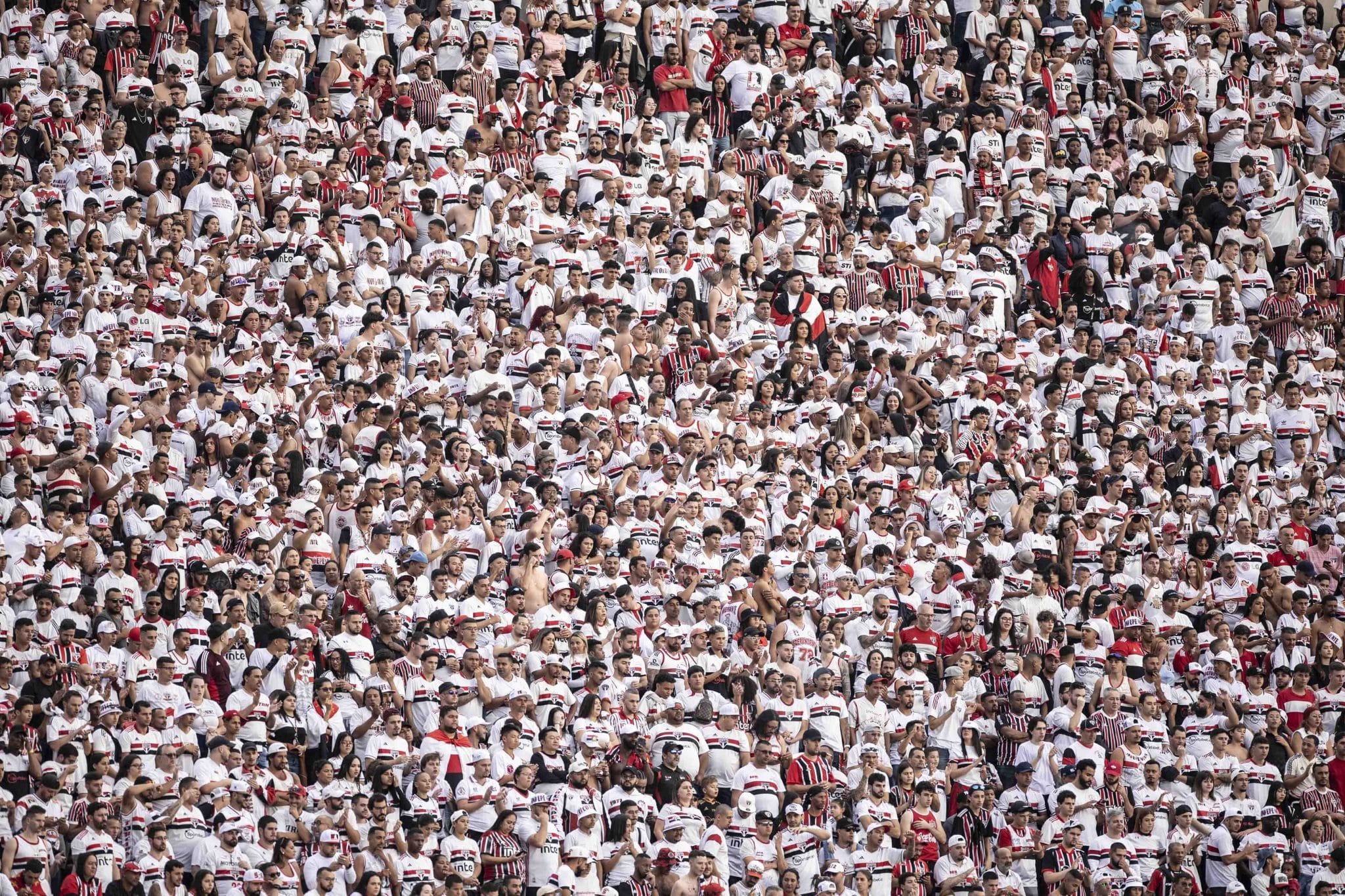 Brasileir&atilde;o tem dia cl&aacute;ssico com mais de 120 mil torcedores no Maracan&atilde; e Morumbi