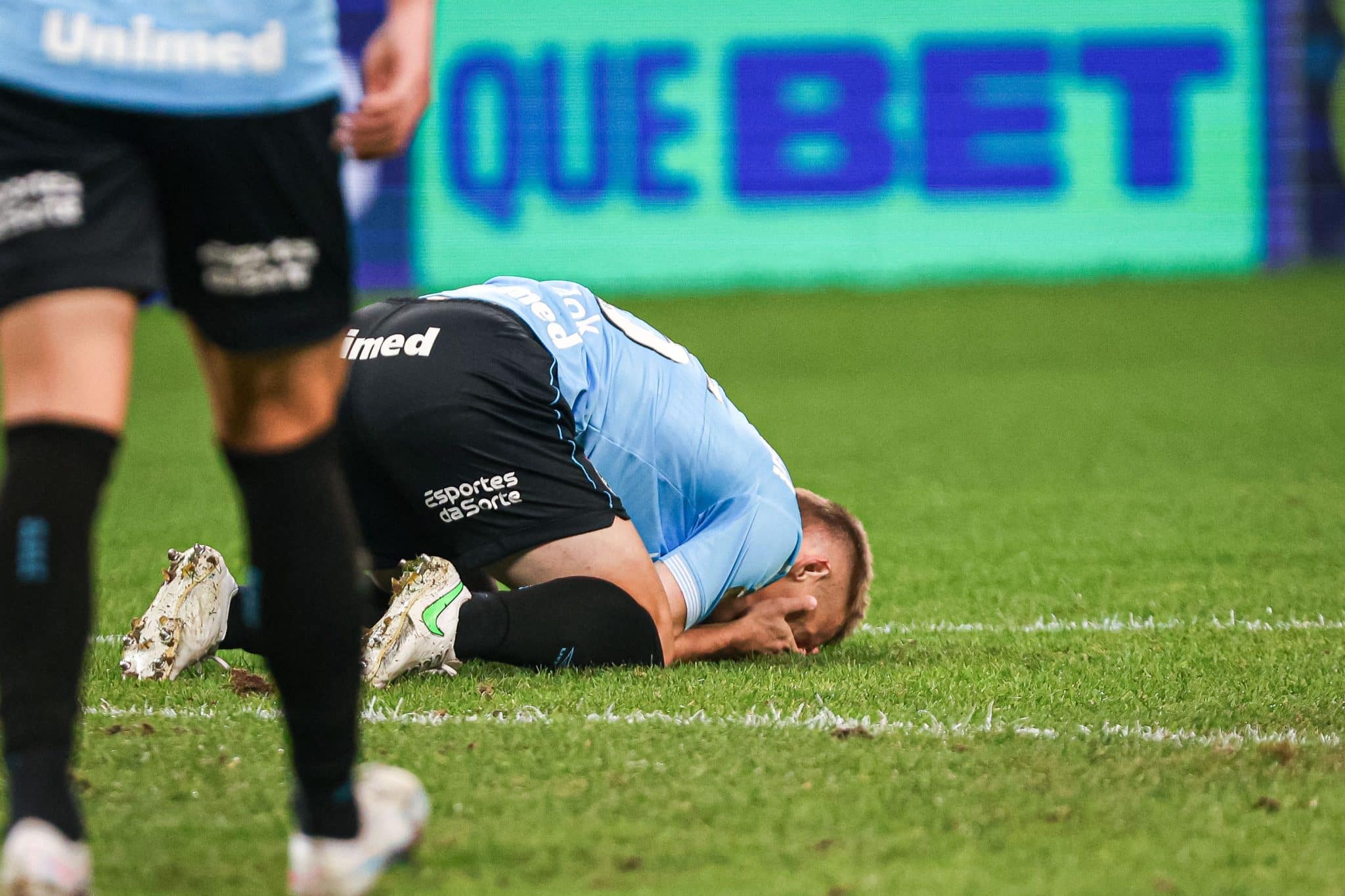 Gr&ecirc;mio toma atitude dr&aacute;stica com gramado da arena antes de enfrentar Flamengo