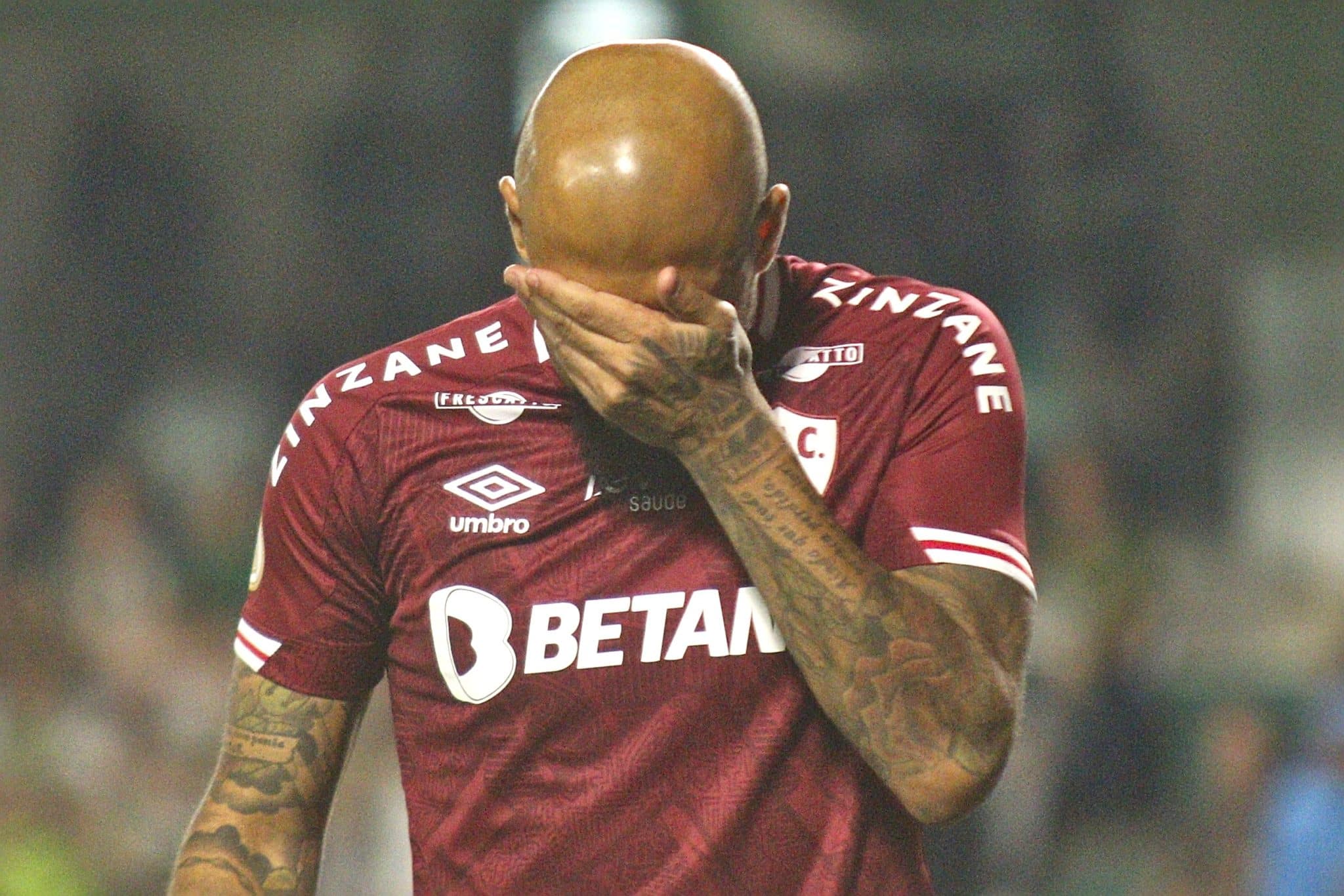 Fluminense perde para o Coritiba, mant&eacute;m jejum e torcida critica Felipe Melo