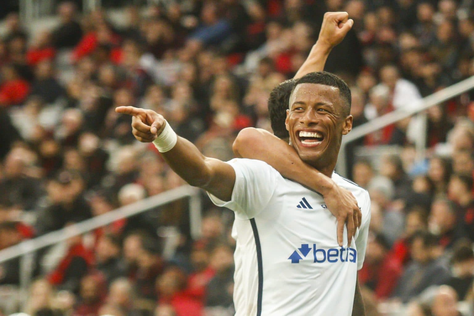 Jogo do ano? Athletico-PR e Cruzeiro empolgam torcedores com empate de seis gols