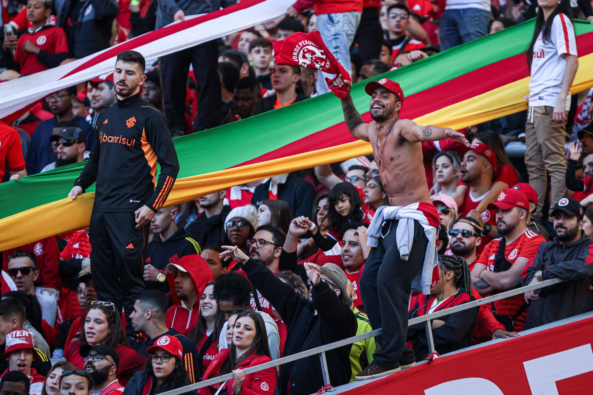 Inter: torcedores do Boca cantam hino colorado em apoio contra o River Plate