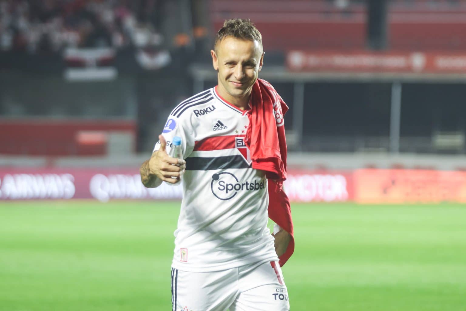 S&atilde;o Paulo: Rafinha &eacute; &lsquo;perdoado&rsquo; por torcida por ajuda com James Rodr&iacute;guez; entenda