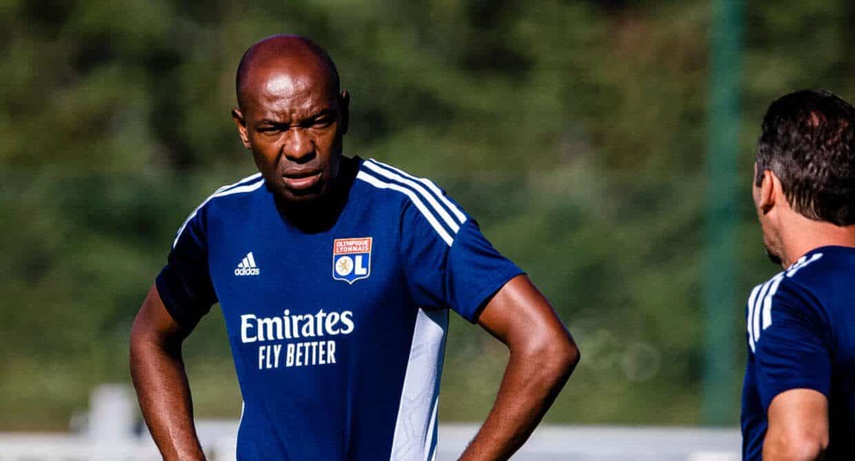 Pastor, &iacute;dolo no Lyon e passagem na PL: conhe&ccedil;a Cl&aacute;udio Ca&ccedil;apa, novo treinador do Botafogo