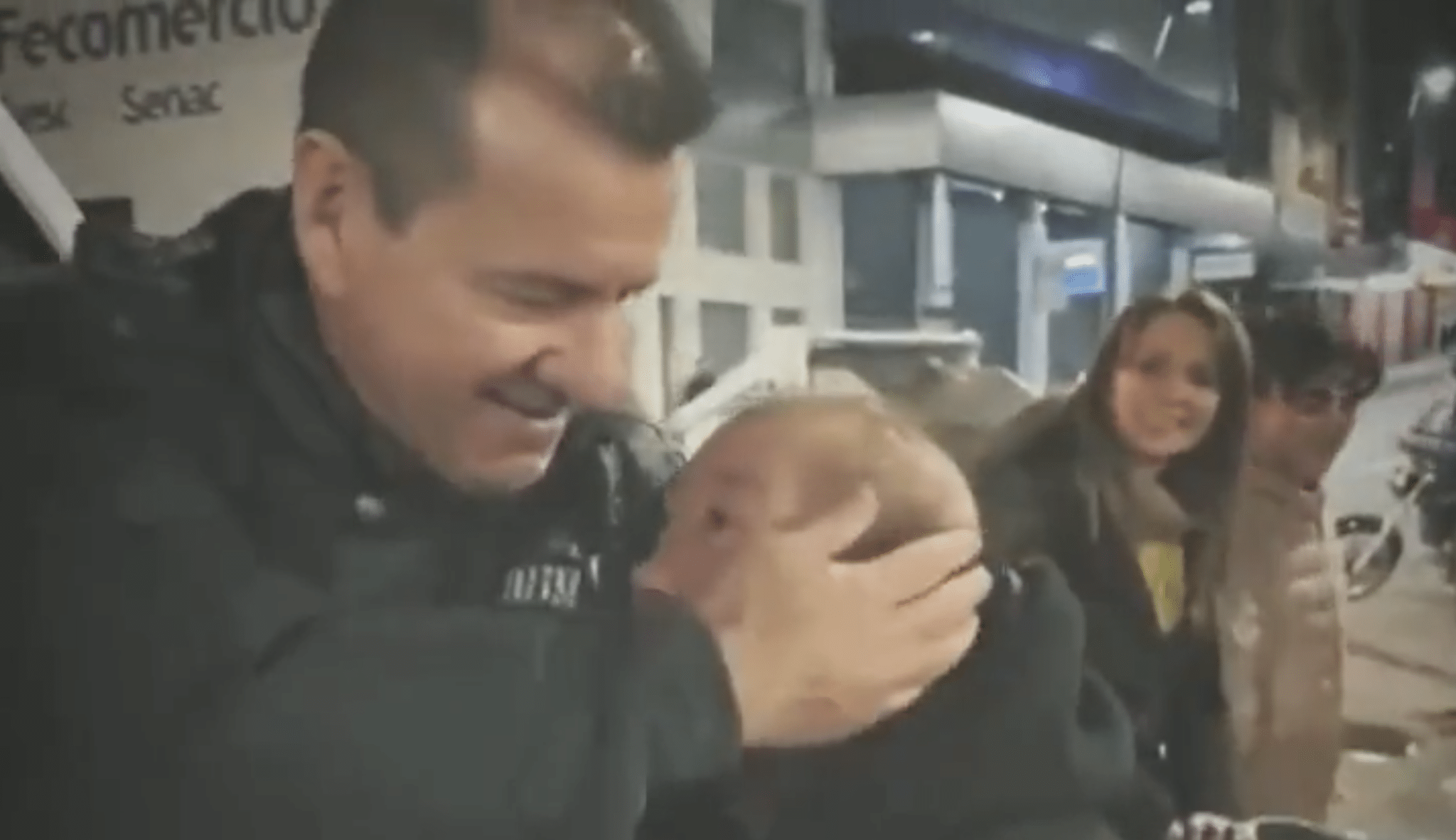 Dunga é reconhecido por morador de rua em vídeo emocionante; assista