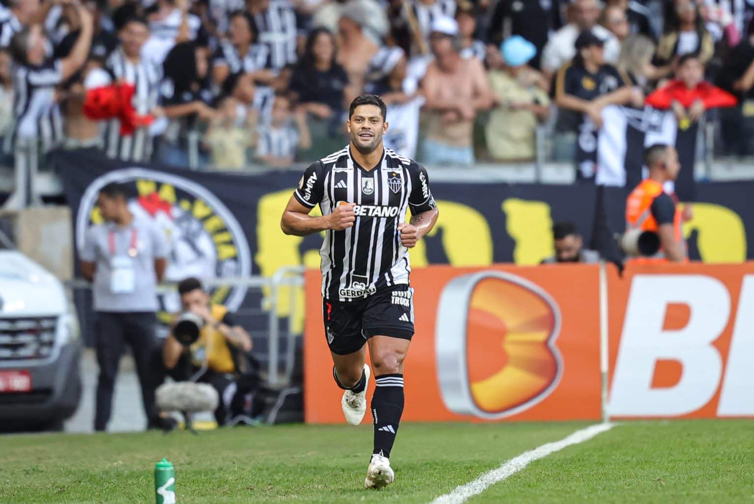 Her&oacute;i! Hulk realiza sonho de torcedora mirim do Atl&eacute;tico-MG com&nbsp;doen&ccedil;a&nbsp;rara