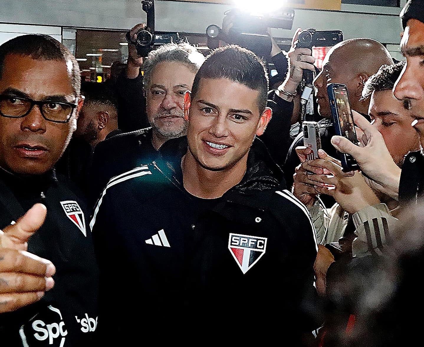 São Paulo: desembarque de James Rodríguez tem música com provocação a rival; assista