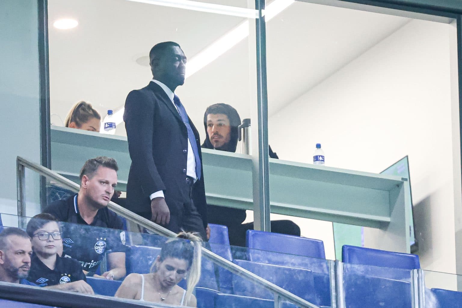 Su&aacute;rez acompanha Gr&ecirc;mio x Atl&eacute;tico-MG como torcedor antes de definir futuro